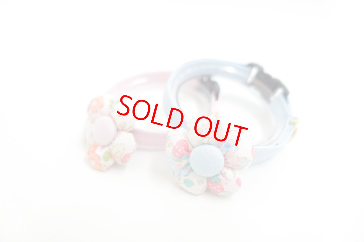 画像2: フラワーモチーフの首輪（ピンク×イチゴ柄） (2)