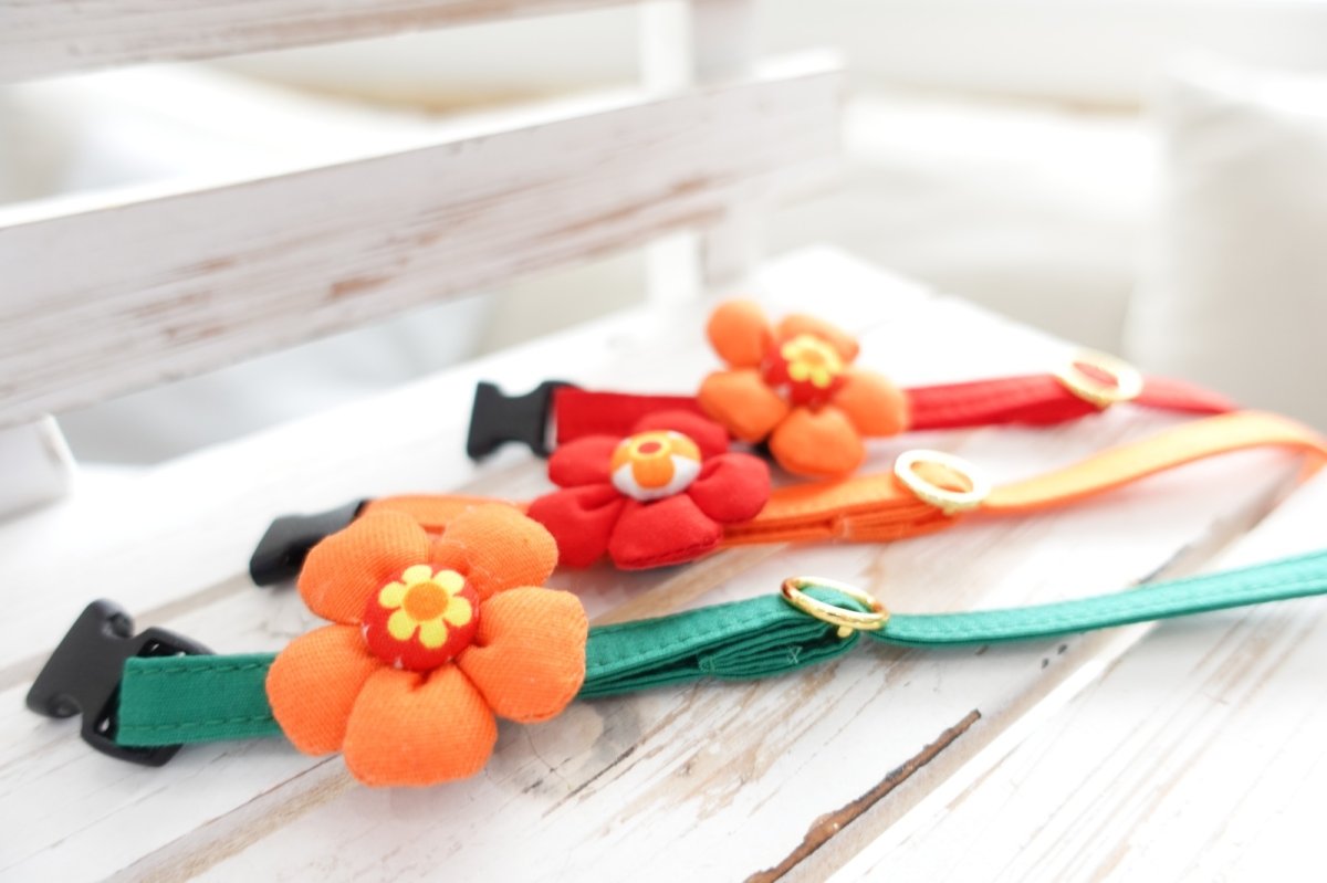画像2: レトロフラワー・お花モチーフ首輪(赤首輪×オレンジ花びら) (2)