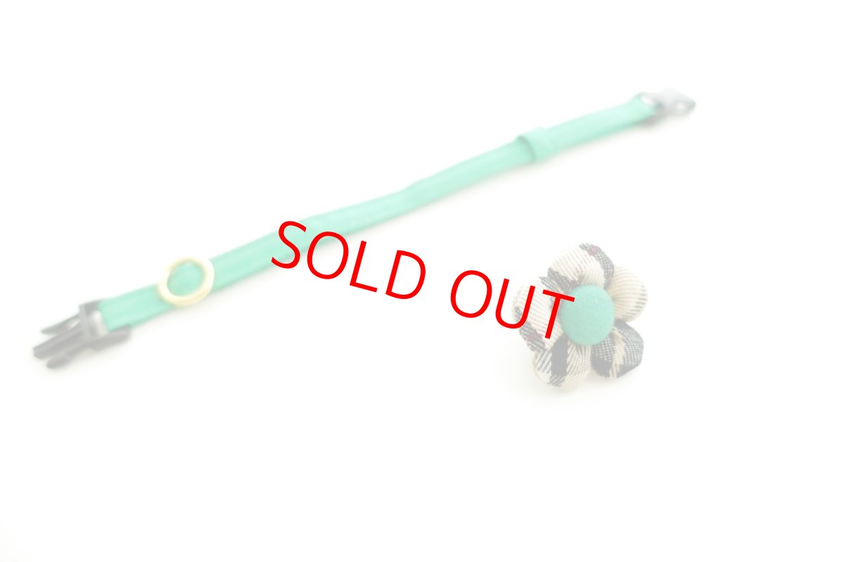 画像2: ノバチェック・フラワーモチーフの首輪(ベージュチェック×グリーン) (2)