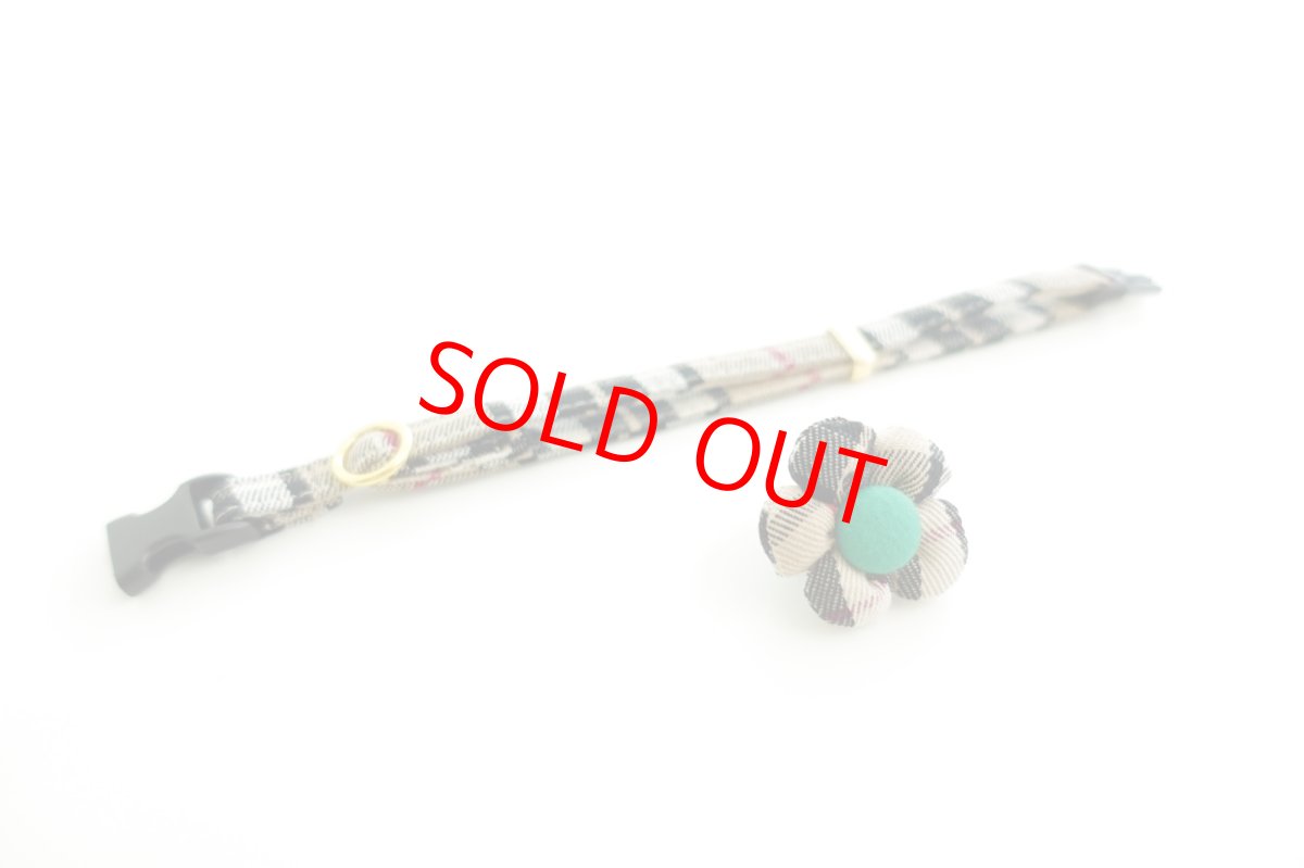 画像2: ノバチェック・フラワーモチーフの首輪(ベージュチェック×グリーン) (2)