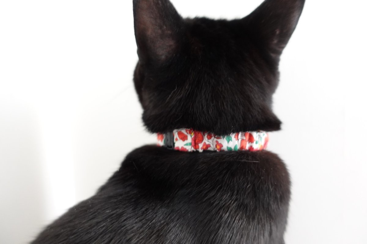 画像8: エアリーシュシュ・LIBERTYファブリック・シュシュ猫首輪・猫首輪（リバティプリント フェリシテ：復刻色）ベージュ×レッドフラワー (8)