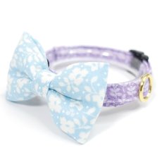 画像1: MODA・モダファブリックシリーズ・Dainty Meadow（デインティメドウ）・リボン猫首輪・（水色リボン×パープルリーフ柄首輪） (1)