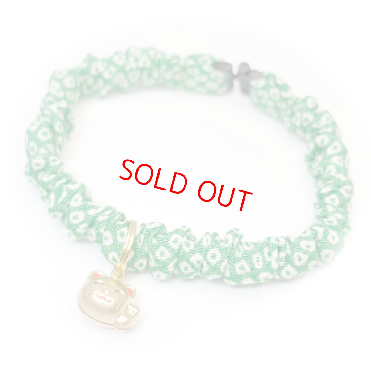 画像2: Mサイズ限定商品/招き猫ゴールド鈴付き/セイフティーバックル付きシュシュ猫首輪/鹿の子柄/２色展開 (2)