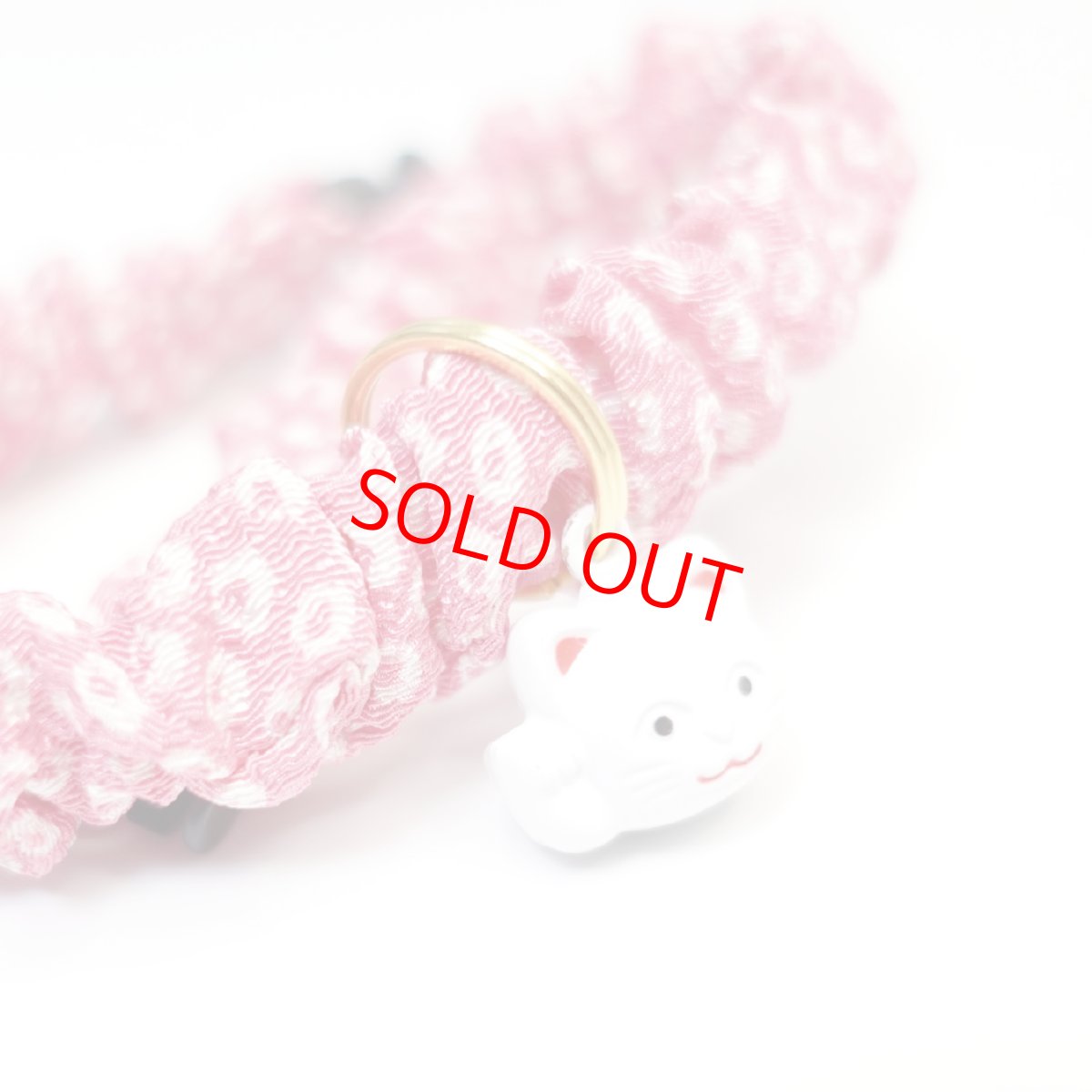 画像2: Mサイズ限定商品/招き猫ホワイト鈴付き/セイフティーバックル付きシュシュ猫首輪/鹿の子柄/ピンク (2)