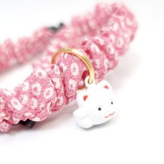 画像2: Mサイズ限定商品/招き猫ホワイト鈴付き/セイフティーバックル付きシュシュ猫首輪/鹿の子柄/ピンク (2)