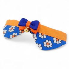 画像2: リボンチャーミー衿付首輪＆鈴付きダブルリボン（レトロなお花さんブルー）オレンジ・グリーン２色展開 (2)