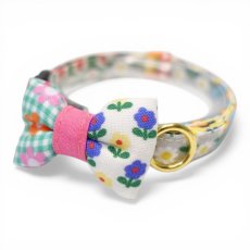画像1: 懐かしさをまとう 昭和レトロフラワー｜左右で柄が異なるミニリボン首輪  A柄【限定1点】 (1)