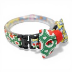 画像2: 懐かしさをまとう 昭和レトロフラワー｜左右で柄が異なるミニリボン首輪  G柄【限定1点】 (2)