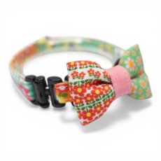 画像2: 懐かしさをまとう 昭和レトロフラワー｜左右で柄が異なるミニリボン首輪  E柄【限定1点】 (2)